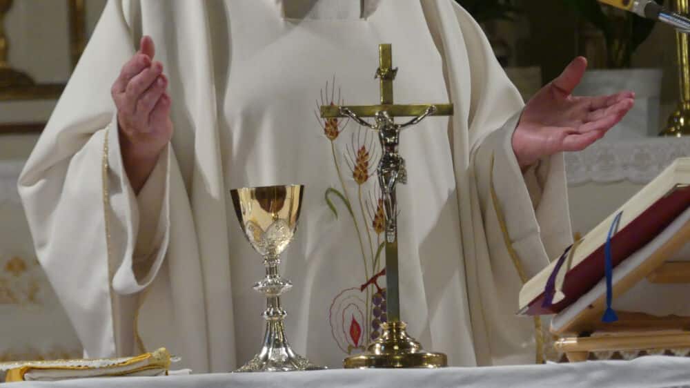 Le diocèse de Grenoble retire de ses églises les œuvres du prêtre Louis Ribes, accusé de pédophilie