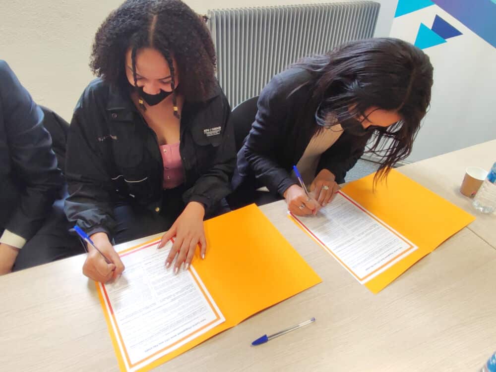 Premières signatures en Isère pour le Contrat d’engagement jeune à la Mission locale de Grenoble