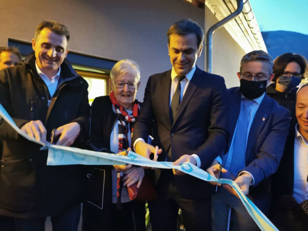 Accueil de jour pour sans-abri à Grenoble : les nouveaux locaux de Point d’eau inaugurés en grande pompe