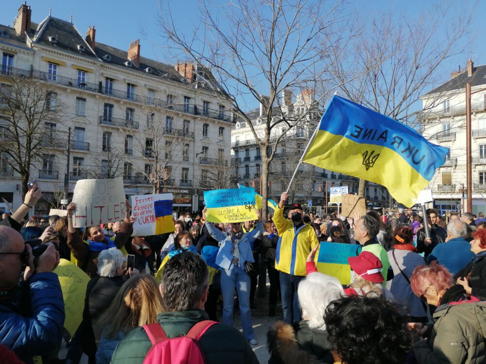 Grenoble : plusieurs centaines de personnes rassemblées contre la guerre en Ukraine, aux cris de « Poutine, assassin »